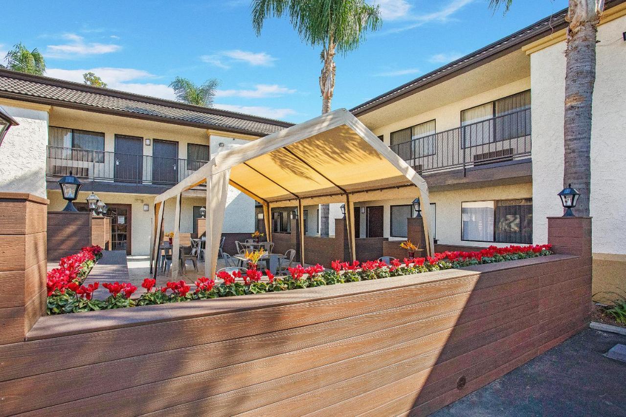 Stanford Inn & Suites Anaheim Esterno foto