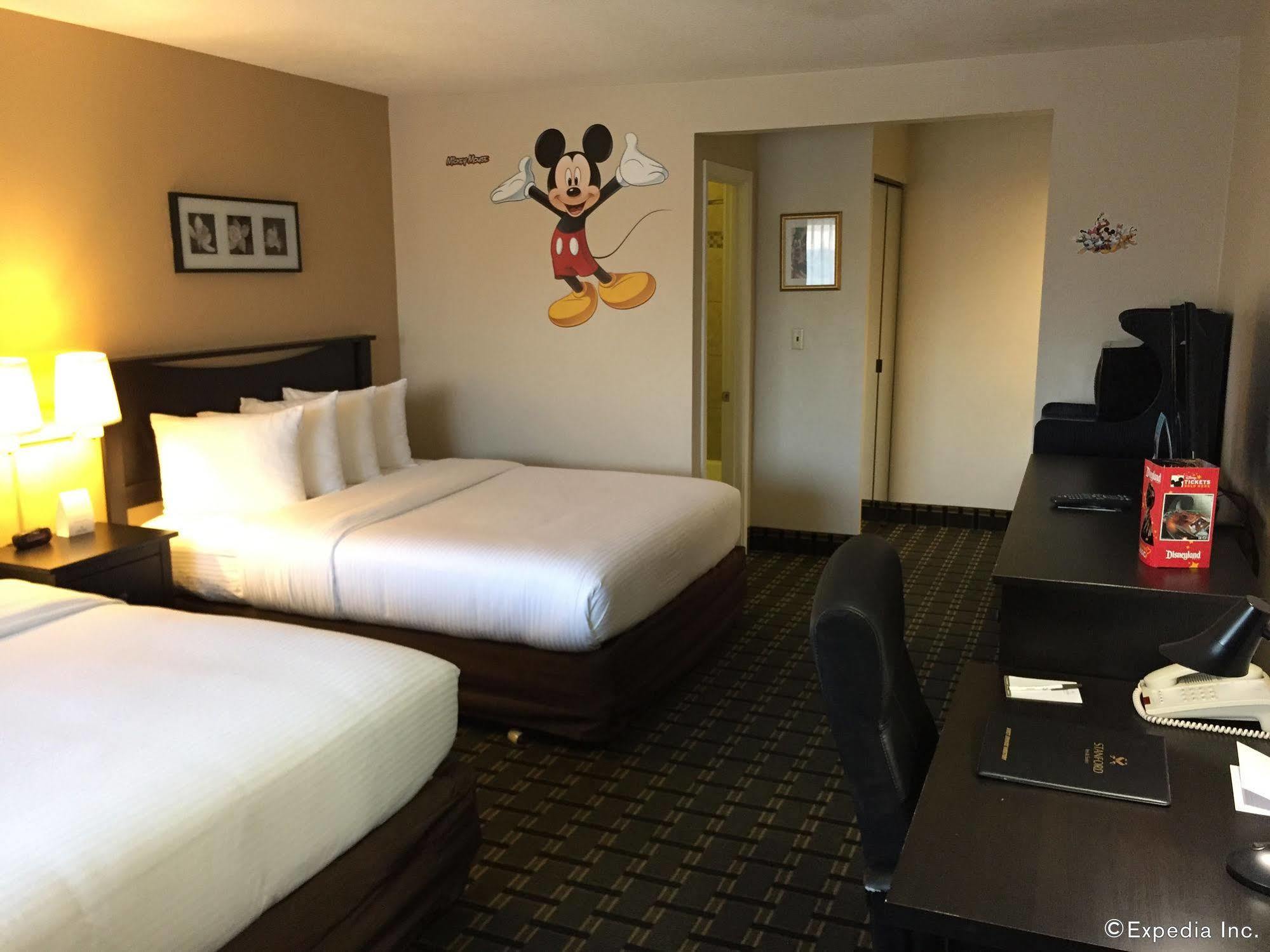 Stanford Inn & Suites Anaheim Esterno foto